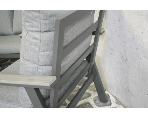 Tuinstoel met grijze kussens en frame