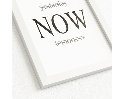 Ingelijste poster met de tekst ''yesterday'', ''NOW'' en ''tomorrow''.