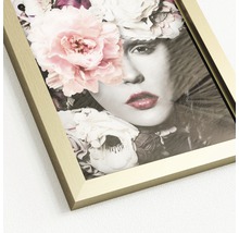 Decoratieve ingelijste foto van een vrouw met bloemen