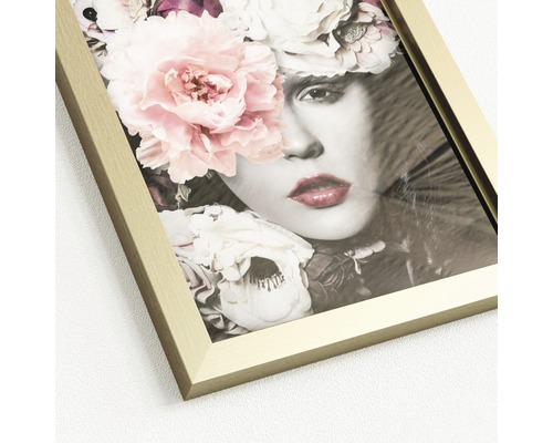 Decoratieve ingelijste foto van een vrouw met bloemen
