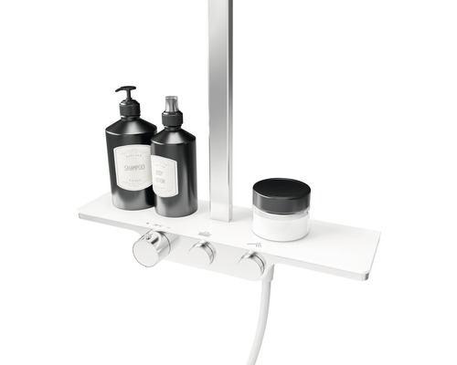 Opbouw douchesysteem met plank, doucheslang, shampoo, bodylotion en crème