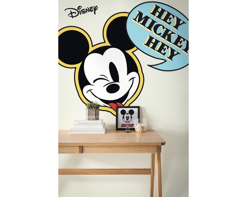 Gedecoreerde kinderkamer met Disney Mickey Mouse muursticker boven een bureau