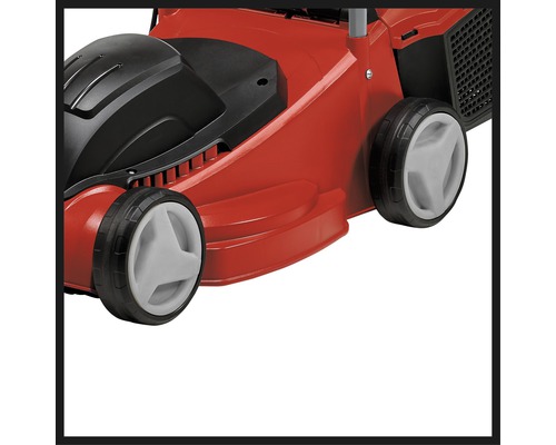 Detailweergave van een grasmaaier met wielen.