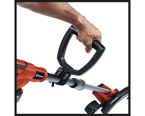 Detailopname van een grastrimmer met een hand op de handgreep