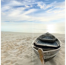 Strandscène met een kleine houten boot in het zand