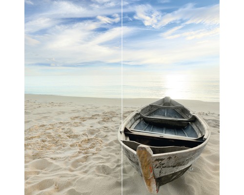 Strandscène met een kleine houten boot in het zand