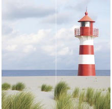 Vuurtoren met rode en witte strepen op het strand