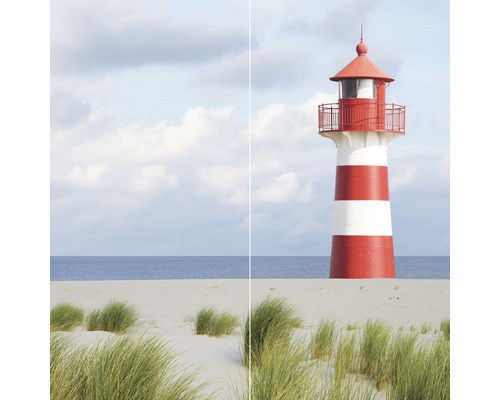 Vuurtoren met rode en witte strepen op het strand