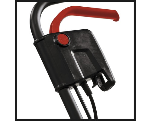 Detailopname van een grasmaaier met bedieningselementen op de handgreep