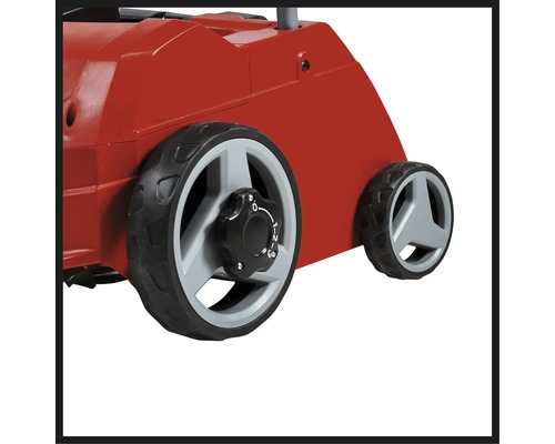 Detailweergave van een gazonbeluchter met wielen en diepte-instelling