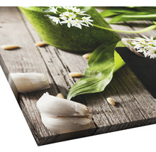 Decoratieve wanddecoratie met daslookmotieven op hout