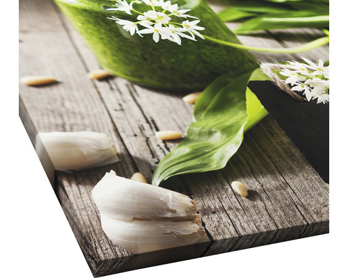 Decoratieve wanddecoratie met daslookmotieven op hout
