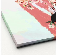 Close-up van een canvas schilderij met een flamingo en bloemen