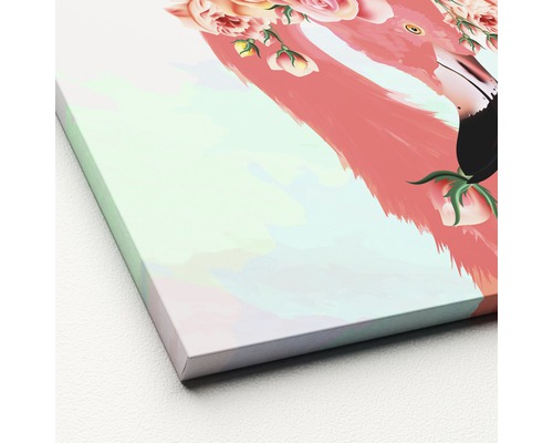 Close-up van een canvas schilderij met een flamingo en bloemen