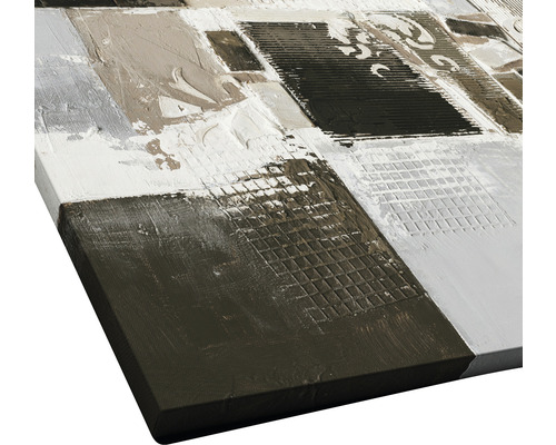 Detailopname van een abstract schilderij met verschillende texturen en tinten.