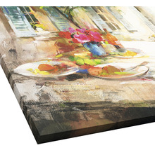 Schilderij met eten en bloemen op een tafel
