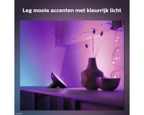 Decoratieve tafellamp met gekleurd licht op een tafel