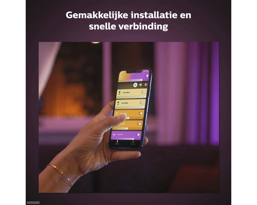 Een persoon bedient een verlichting met een app op een smartphone.