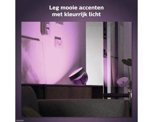 Decoratieve verlichting met slimme tafellamp in de woonkamer