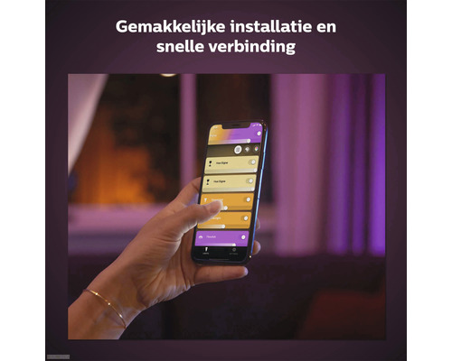 Een persoon bedient een app voor lichtregeling op een smartphone