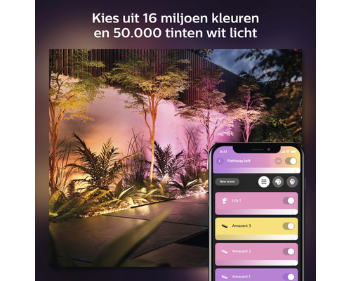 Tuinscene met gekleurde verlichting en smartphone app voor bediening