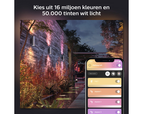 Verlichte tuin met wandlampen en smartphone-app voor het bedienen van de verlichting.