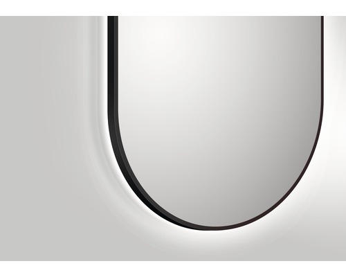 Detailopname van een spiegel met afgeronde hoeken en een zwart frame