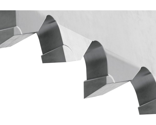 Gedetailleerde opname van een witte, golvende muurstructuur voor buiten