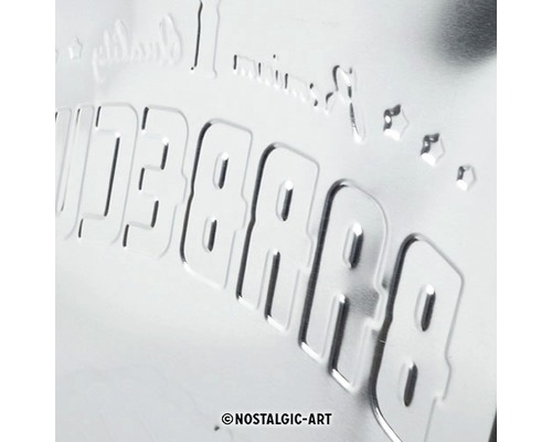 Detailopname van reliëfbelettering op metalen bord