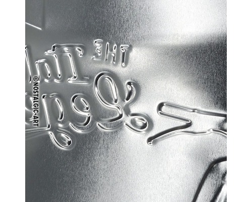 Detail van een reliëf metalen bordoppervlak met belettering