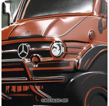 Detail van een vintage vrachtwagen met Mercedes-logo