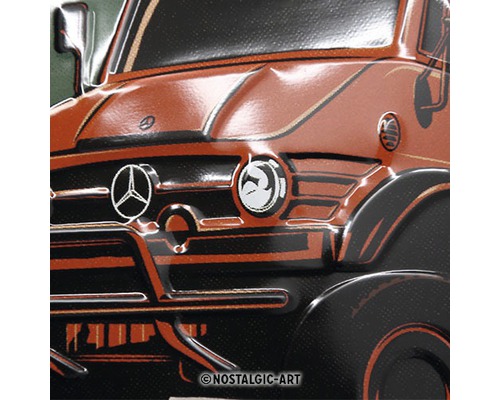 Detail van een vintage vrachtwagen met Mercedes-logo