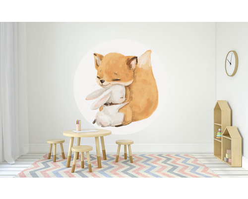 Decoratieve kinderkamer met muursticker, tafel en stoelen