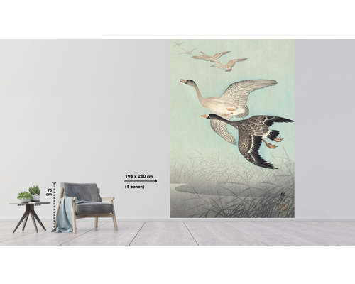 Wanddecoratie met vliegende ganzen boven een meer, afmeting 194 x 280 cm
