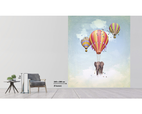 Behang met afbeelding van olifant en hete luchtballonnen in een kamer