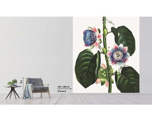 Kamerzicht met muurschildering passiebloem, fauteuil en bijzettafel