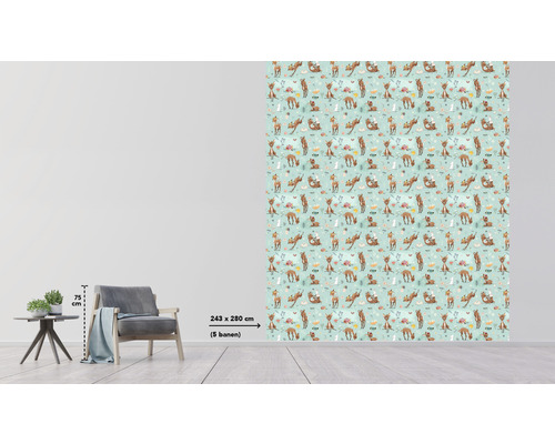 Kamerweergave met fotobehang met diermotieven, fauteuil en bijzettafel voor de decoratie van een kamer.