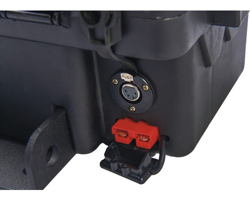 Gedetailleerde weergave van een zwarte batterijbehuizing met aansluiting en stekkerverbinding