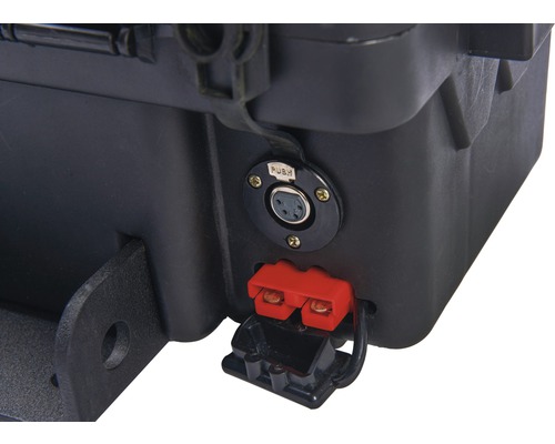 Detail van een draagbare batterijbox met aansluitingen