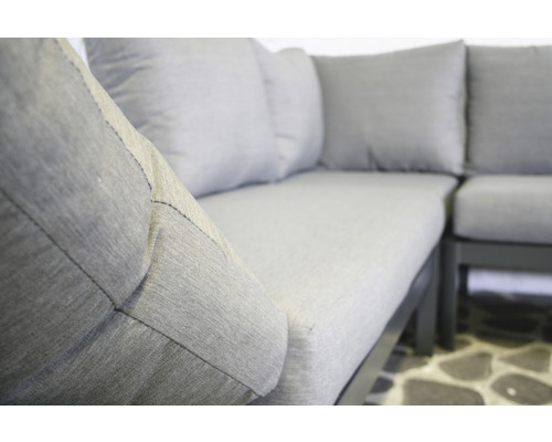 Gedetailleerd beeld van een grijze tuinzitgroep met kussens.