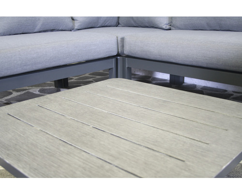 Detailopname van een terrasmeubelset met tafel en hoekbank met kussens