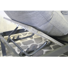Detailopname van een tuinstoel met verstelbare rugleuning en grijze bekleding.