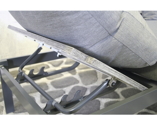 Detailopname van een tuinstoel met verstelbare rugleuning en grijze bekleding.