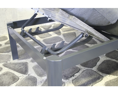 Detailopname van een tuinmeubel met verstelbare rugleuning.