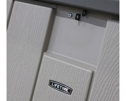 Detailopname van een tuinkist met Lifetime logo
