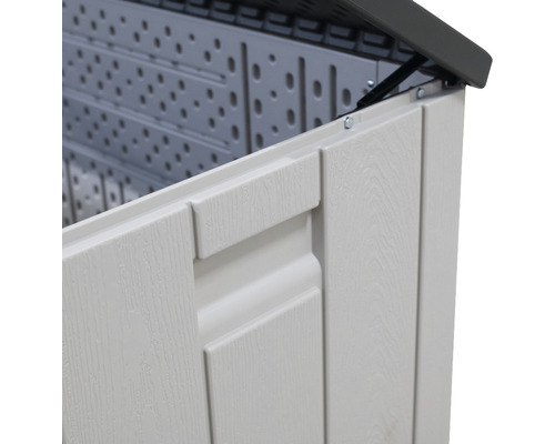 Detailopname van een kunststof tuinkist met open deksel