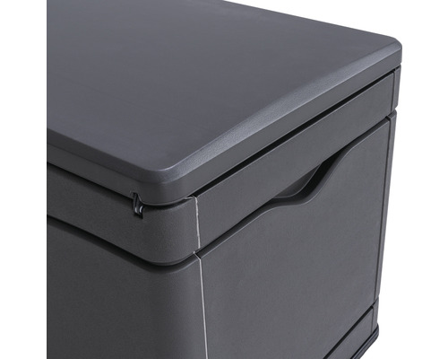 Detailopname van een kunststof tuinkist met deksel