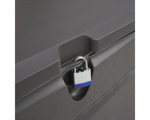 Detailopname van een afgesloten opbergbox met hangslot