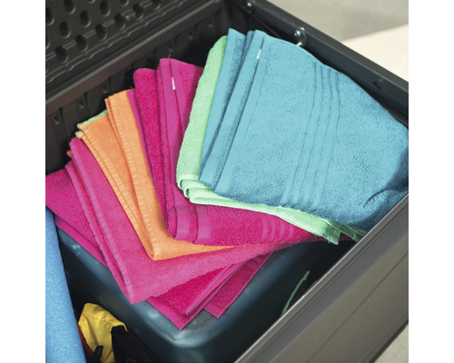 Geopende tuinkist met opgevouwen handdoeken