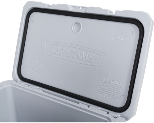 Geopende koelbox met Lifetime logo en vermelding Made in the USA